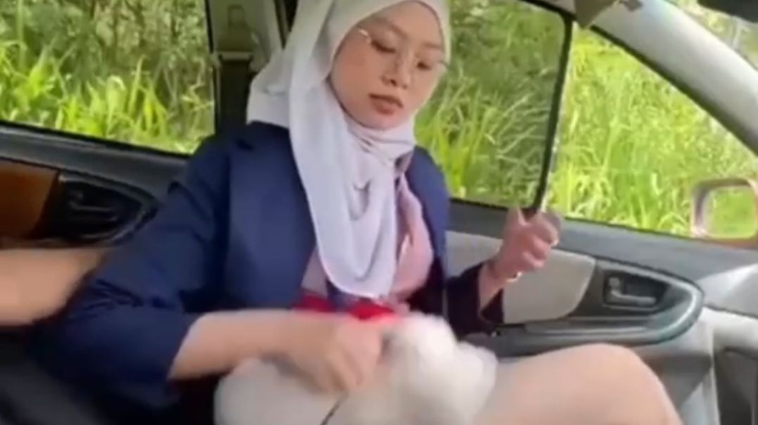 Cewek Hijab Polos Tapi Liar - Ngewe di Mobil Sampai Nangis Keenakan